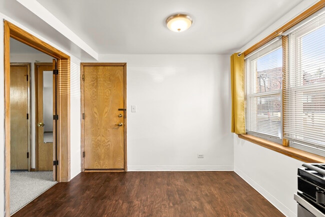 Building Photo - 6556 N Northwest Hwy