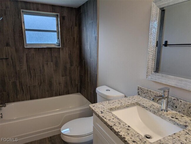 Building Photo - 3705 SE 9th Pl