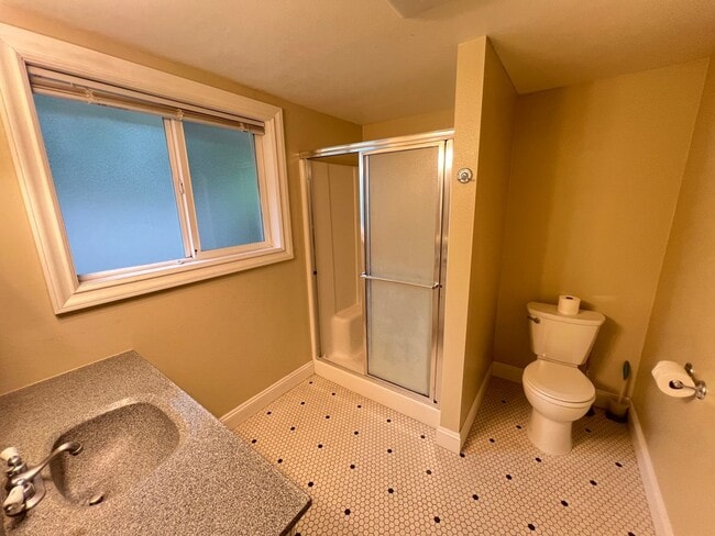 Building Photo - 3 Bedroom Home on Quiet Street with Lots o...