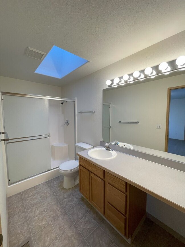 Building Photo - 5548 - 5550
