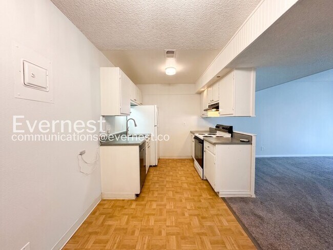 Building Photo - 2 bed/1 bath Spacious Condo with Modern Amenities