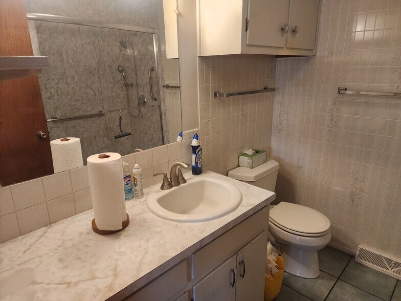 Main Bathroom - 1204 Prairie View Rd