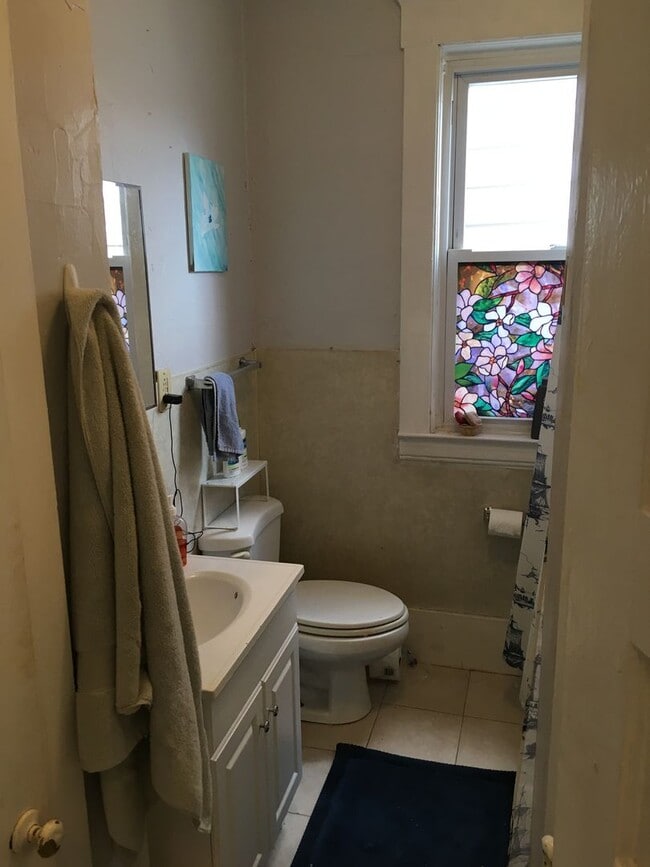 Building Photo - Bright 1BR in East Rock | Gas & Hot Water Included | Steps from Yale & Trails