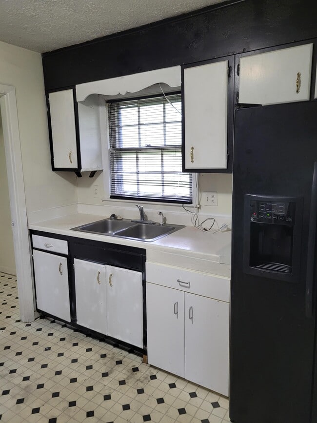 Building Photo - 6811 Radial Dr