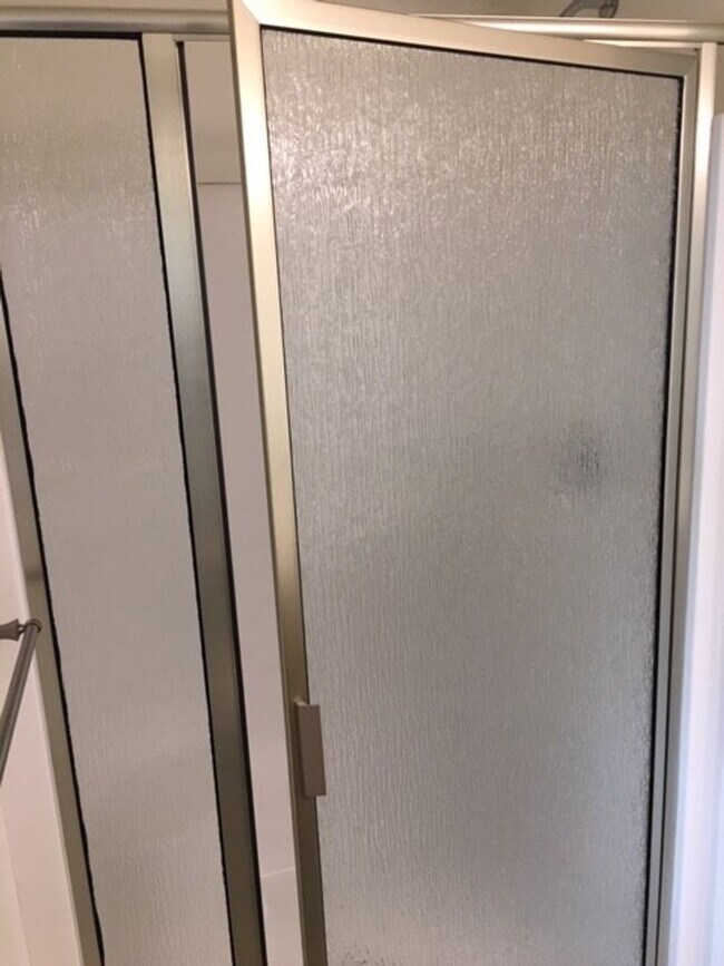 Building Photo - Gorgeous Recently updated 3 bed House Just Blocks from Campus!