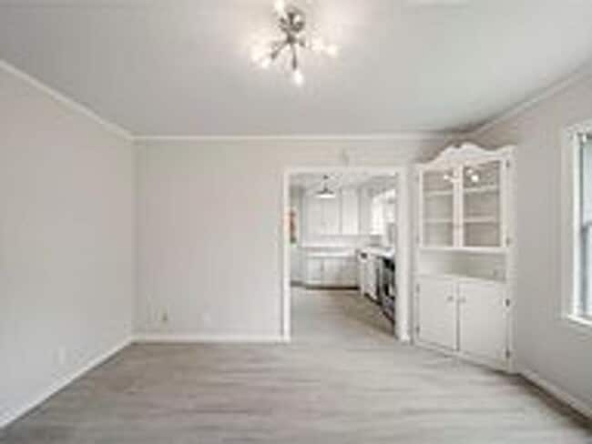 Building Photo - Updated 2 Bed 1 Bath Rental Home Tulsa