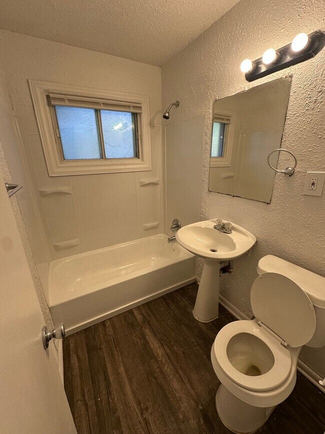Building Photo - 4 bedroom 1 bath