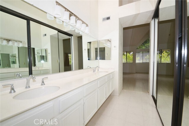 Building Photo - 2555 Plaza del Amo