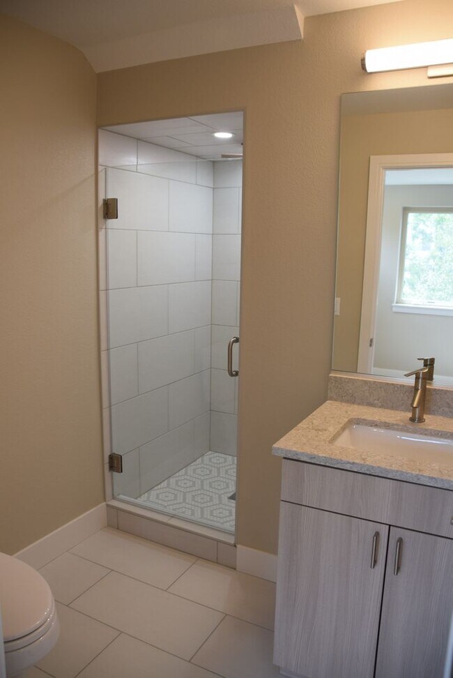 Building Photo - 3 bedroom / 3.5 bath Townhome + 2 Large Flex Spaces & Spacious Roof Top Deck!