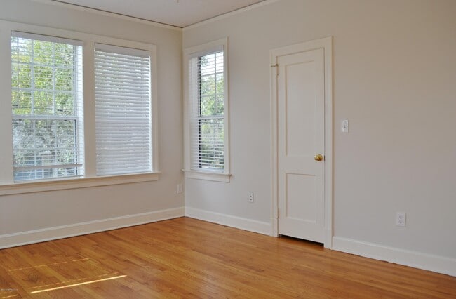 Building Photo - 2262 Myra St