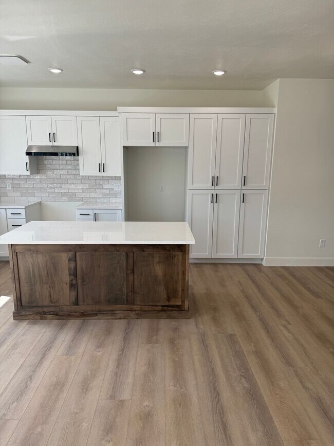 Building Photo - TWIN HOME FOR RENT IN SUGAR CITY - 3 BEDROOMS 2 FULL BATHROOMS