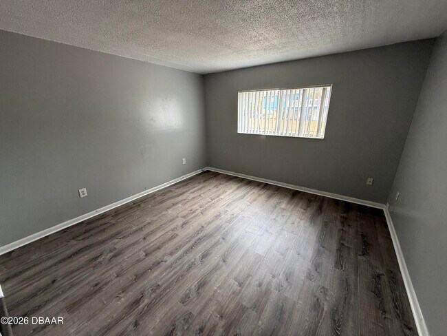 Building Photo - 1850 S Park Ave