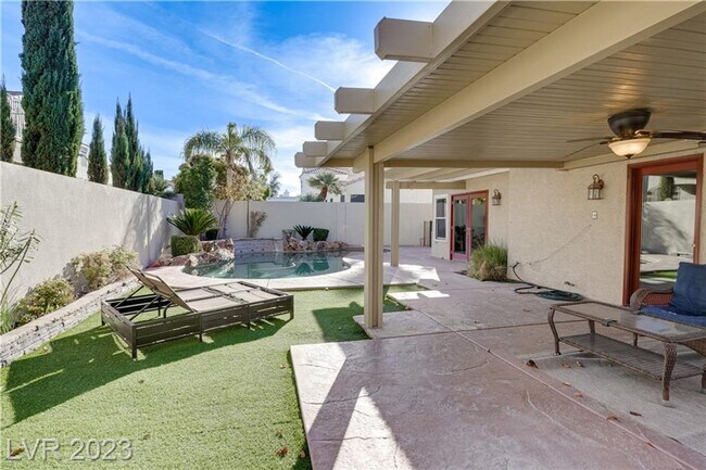 Building Photo - 4 BEDROOM HOME WITH PRIMARY BEDROOM DOWNST...