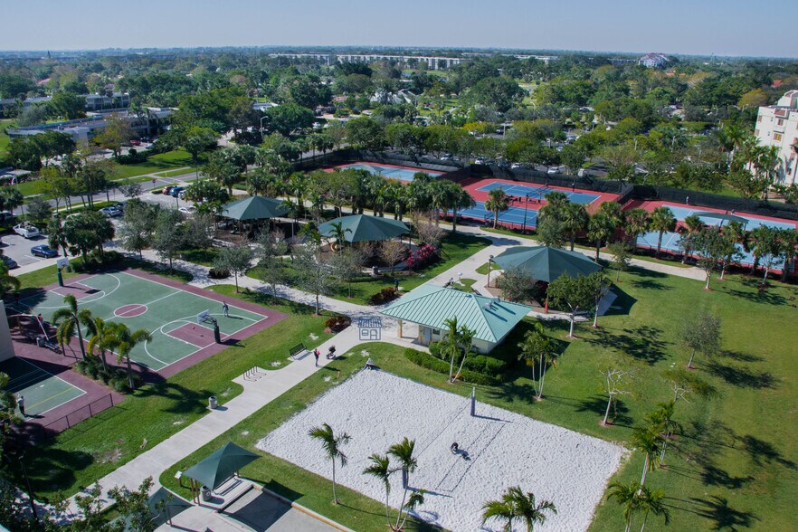 Building Photo - 3100 N Palm Aire Dr