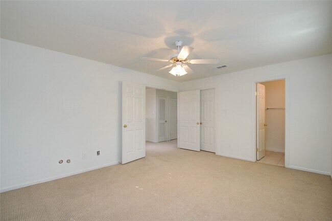 Building Photo - 6 Town Oaks Pl