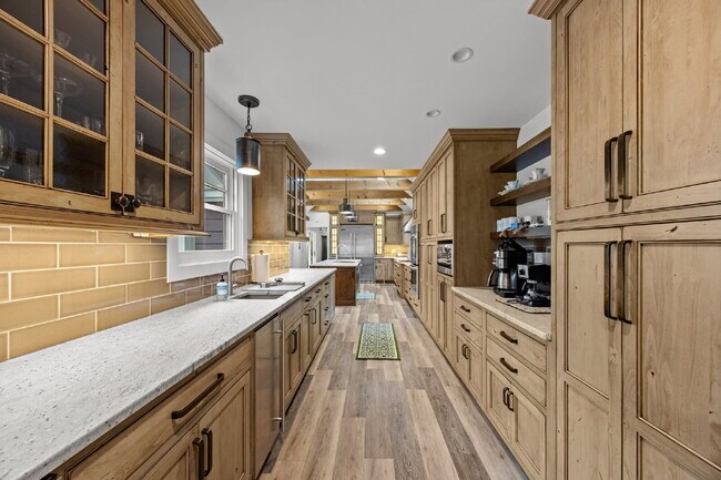 Building Photo - Charming Furnished Estate with Full-Servic...