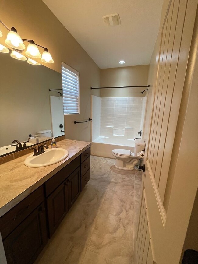 Building Photo - Pet-Friendly Three Bedroom Home in Riversi...