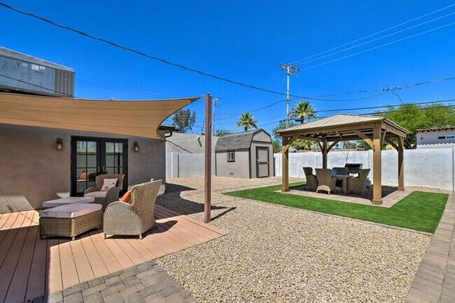 Building Photo - 4 Bed, 3 Bath, stunning home, located in t...