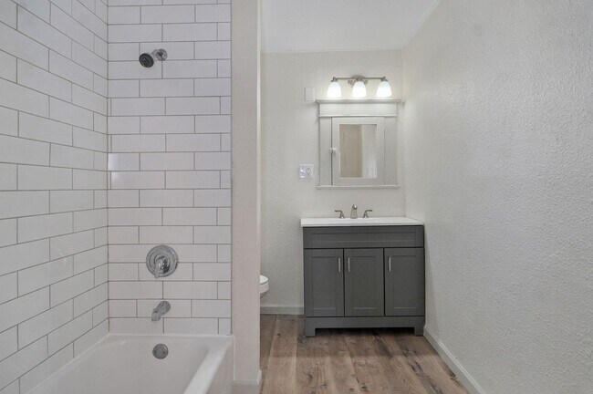 Building Photo - Remodeled 2 bedroom, 1 bathroom home for r...