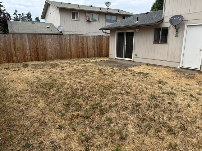 Building Photo - Updated 2 bedroom 1 1/2 bath duplex in Springfield!