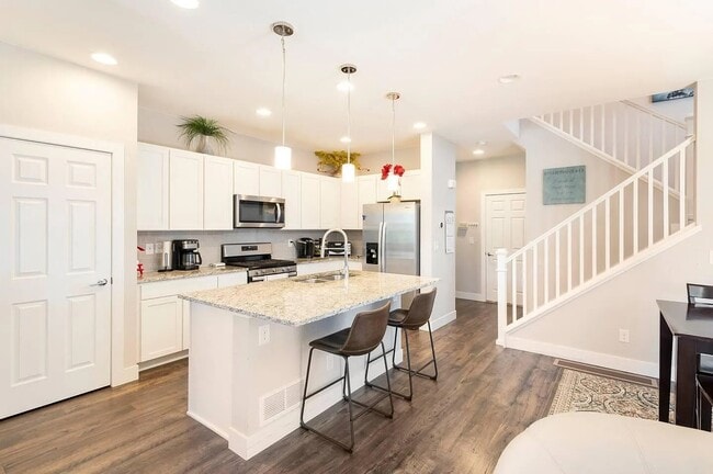 Building Photo - Stunning 3 bedroom home!