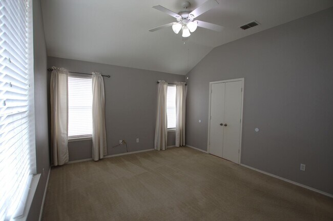 Building Photo - Beautiful 4 bedroom 2 bath home in Flint!