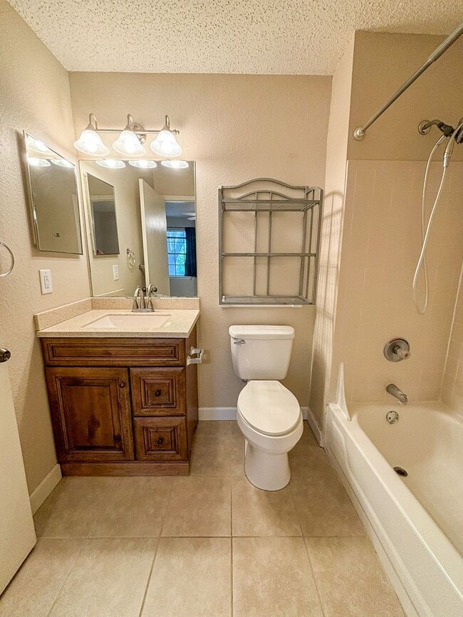 Building Photo - Windsor Park #523 - Pet Friendly!