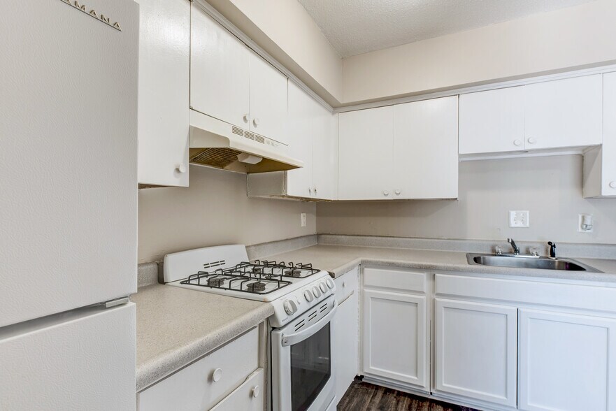 Kitchen - Cherry Creek -Free First Month!