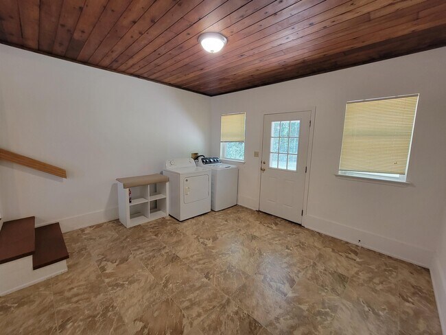 Building Photo - 1526 Highland Dr