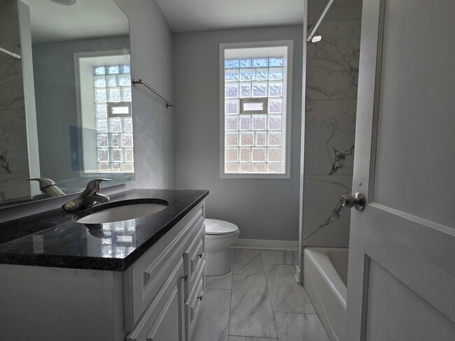 Building Photo - 5434 W Drummond Pl