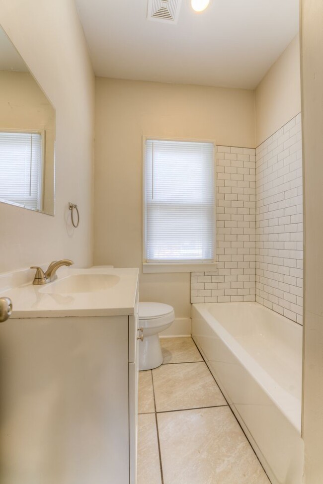 Building Photo - Newer renovation with ensuite bathroom!