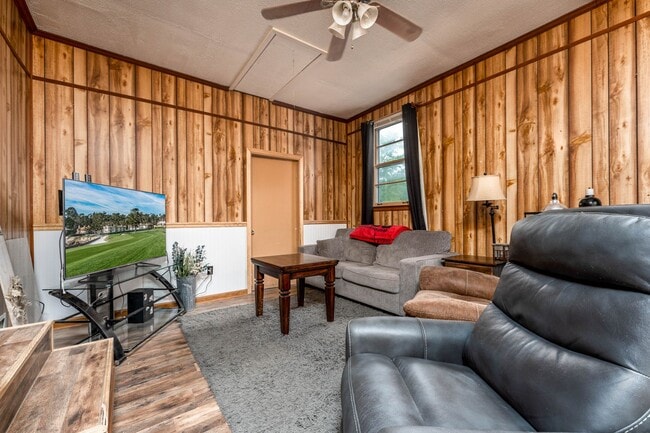 Building Photo - 206 River Heights Dr