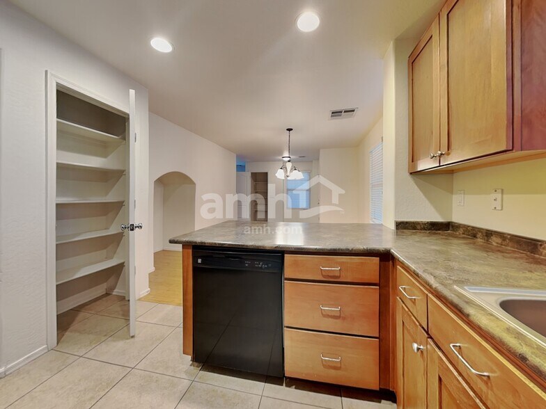 Building Photo - 2549 E Bart St