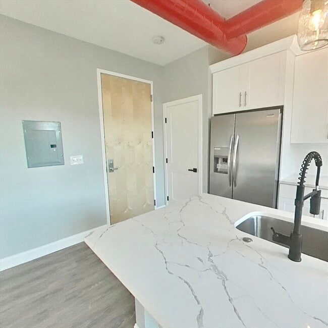 Building Photo - 15 Oak St