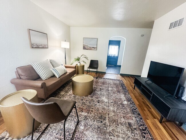 Building Photo - Newly remodeled three bedroom apartment
