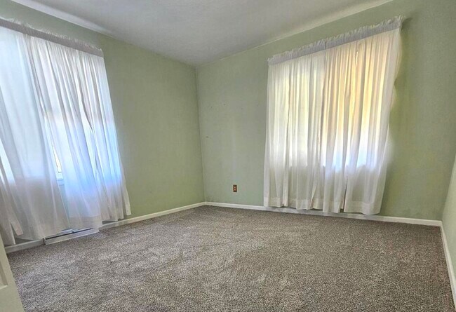 Building Photo - 714 N Bridge St