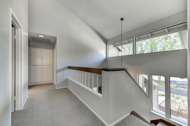 Building Photo - STUNNING 4BD / 2.5BTH SINGLE FAMILY RIGHT ...
