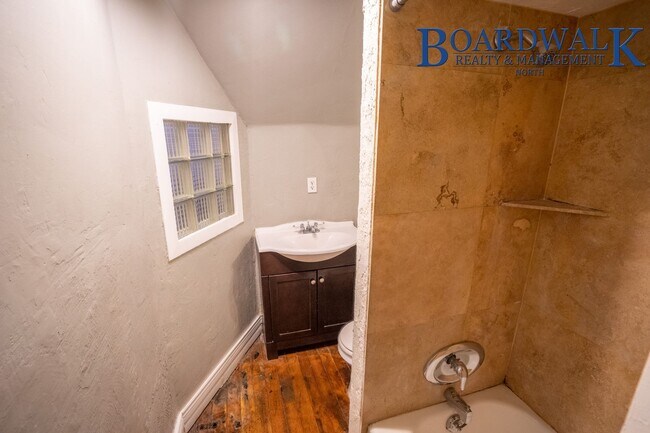Building Photo - 4 Bedroom Victorian Single Family Home