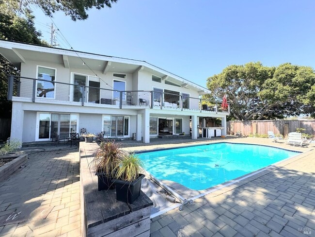 Building Photo - 5148 Paradise Dr