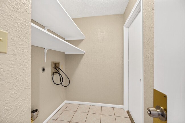Building Photo - 16019 Mission Village Dr