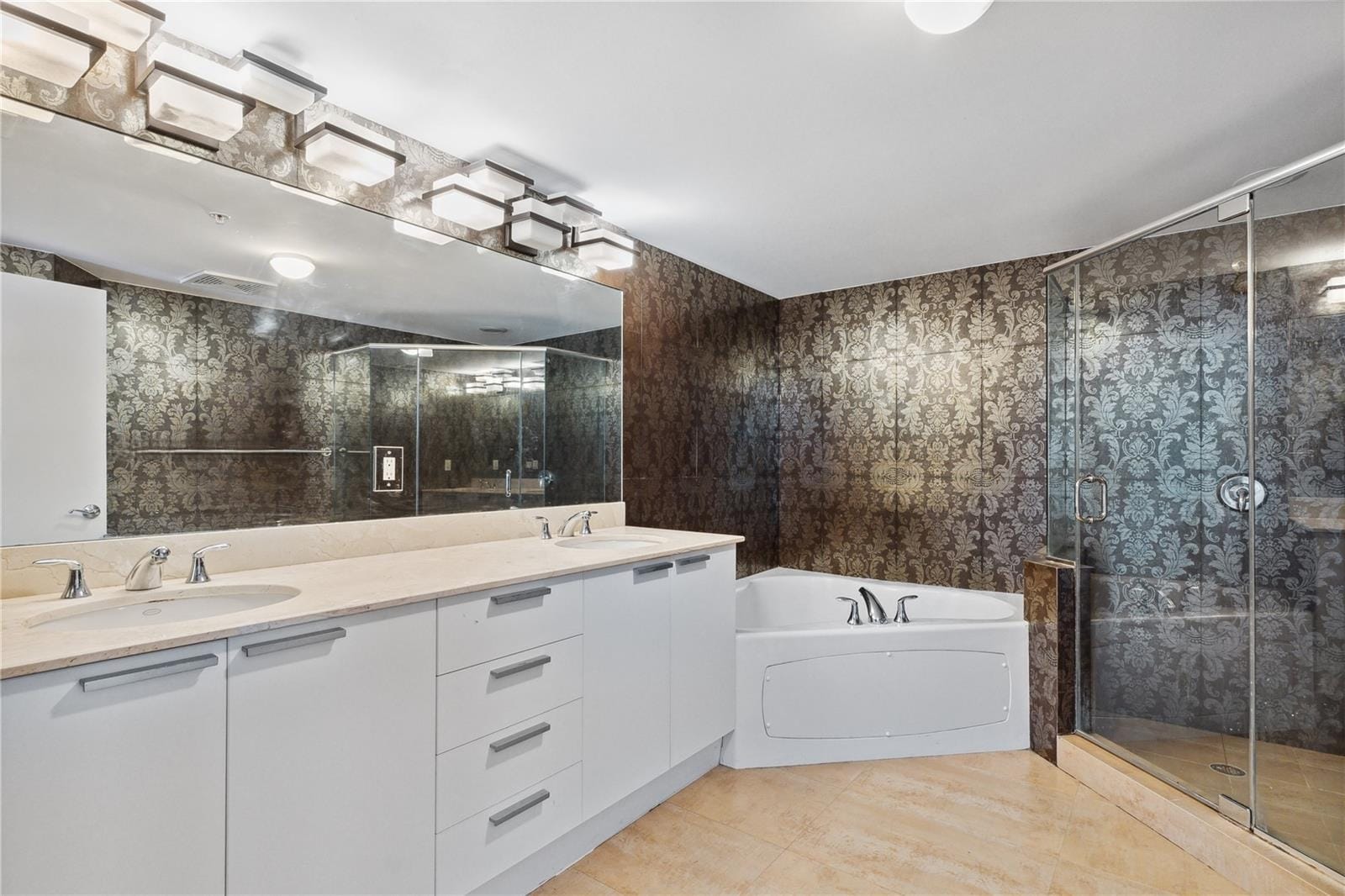 Building Photo - 16699 Collins Ave