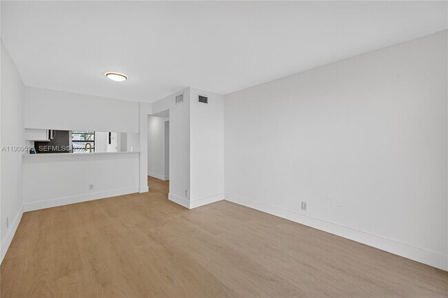 Building Photo - 4198 Lakeside Dr