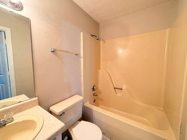 Building Photo - 901 Locke Dr