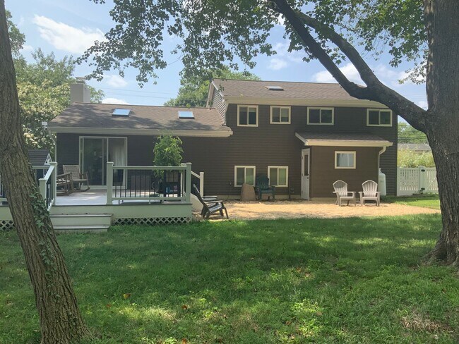 Building Photo - 165 E Bay View Dr