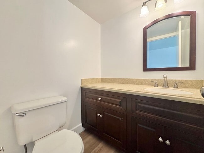 Building Photo - Beautiful 3Bd/2.5Ba Available In Costa Mesa