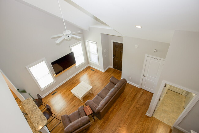 Building Photo - Charming End-Unit Townhome in Southern Pines