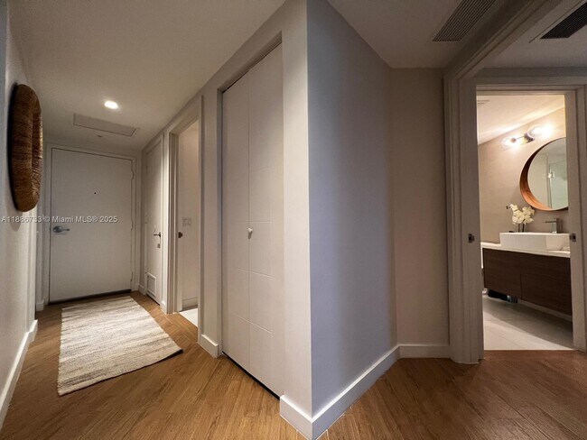 Building Photo - 1010 SW 2nd Ave