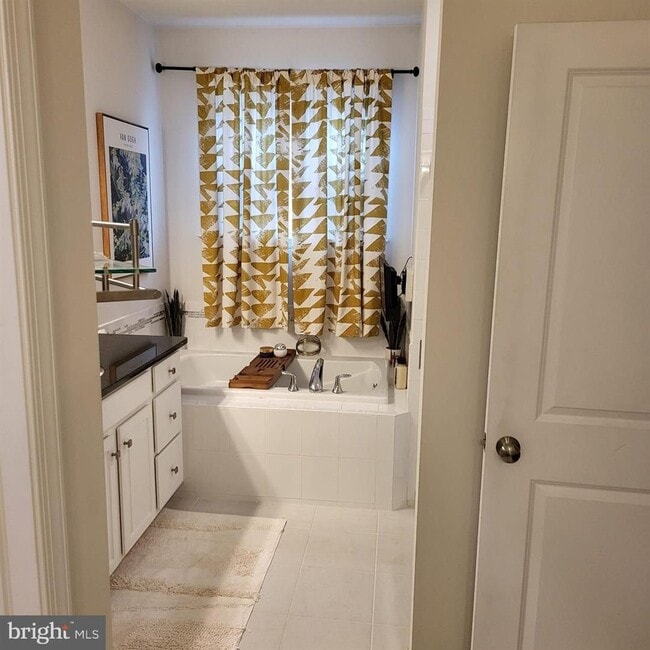 Building Photo - Welcome to your new home in the heart of Loudon County, VA!