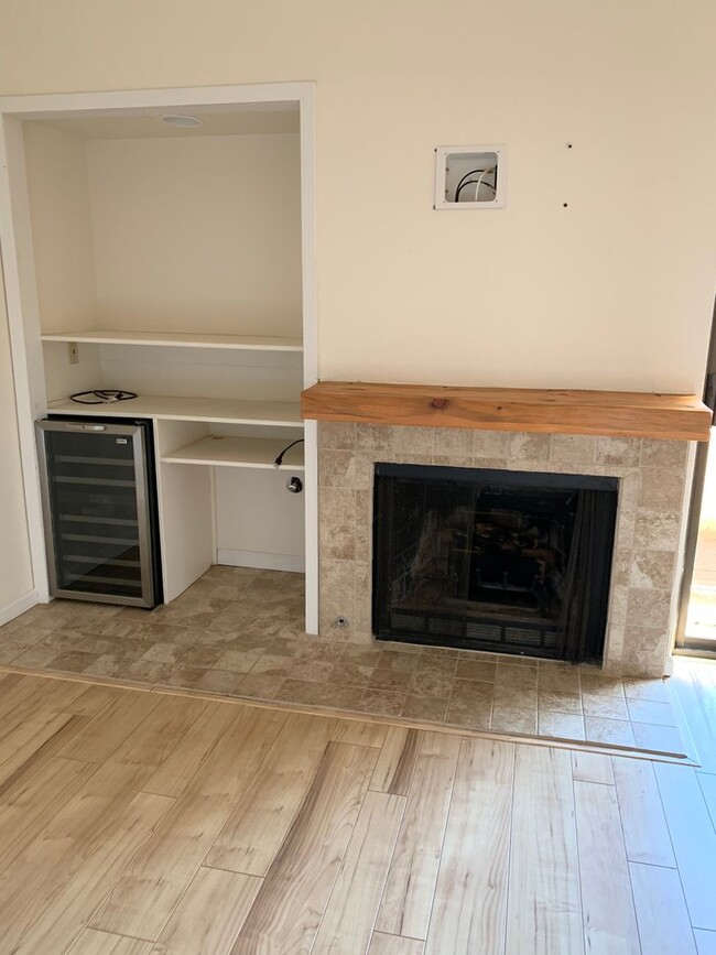 Building Photo - Two-bedroom Tri-Level Condo