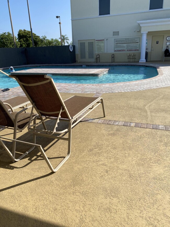 Building Photo - 19 Golfs Edge